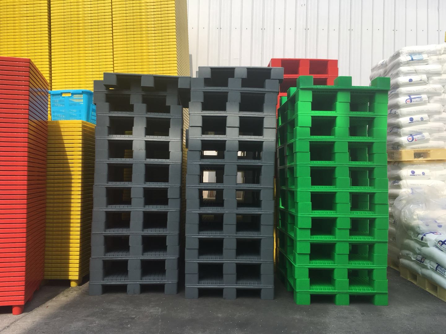 多彩的塑料托盤兄弟們，這些照片很靚！